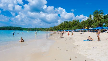 Foto de Playa de Kata Phuket Tailandia Noviembre 2022, playa completa durante la temporada alta en un día soleado con un cielo azul - Imagen libre de derechos