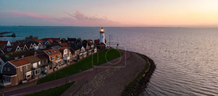 Téléchargez les photos : Urk Flevoland Pays-Bas coucher de soleil au phare et port d'Urk Holland - en image libre de droit