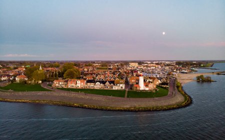 Téléchargez les photos : Urk Flevoland Pays-Bas coucher de soleil au phare et port d'Urk Holland - en image libre de droit