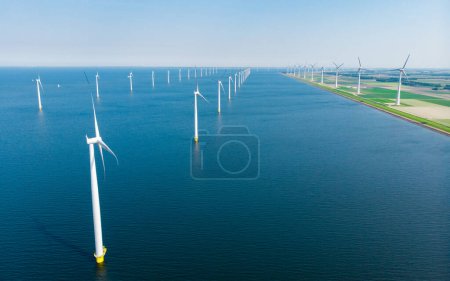 Foto de Turbinas de molinos de viento en el mar, vista de drones en las turbinas de molinos de viento en el océano - Imagen libre de derechos