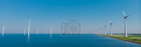Foto de Turbinas de molinos de viento en el mar, vista de drones en las turbinas de molinos de viento en el océano - Imagen libre de derechos