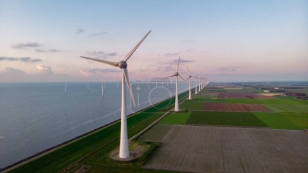 Foto de Turbinas de molino de viento en el mar con un cielo azul, turbina de molino de viento en el océano en los Países Bajos - Imagen libre de derechos