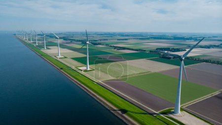 Téléchargez les photos : Turbines éoliennes vue sur la mer depuis un drone vue aérienne d'en haut dans un immense parc éolien - en image libre de droit