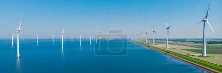 Foto de Drone vista en las turbinas de molino de viento en el mar, vista desde arriba en un enorme parque de molinos de viento en los Países Bajos. - Imagen libre de derechos