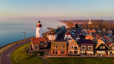Téléchargez les photos : Coucher de soleil au phare et au port d'Urk Holland Pays-Bas - en image libre de droit