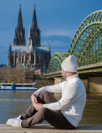 Téléchargez les photos : Hommes caucasiens en voyage à Cologne en Allemagne pendant l'hiver en Europe. - en image libre de droit