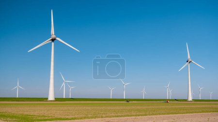 Foto de Turbinas de molinos de viento con cielo azul en los Países Bajos - Imagen libre de derechos