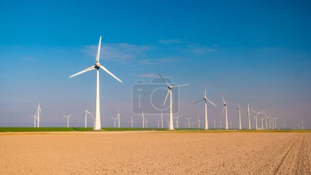Téléchargez les photos : Éoliennes avec un ciel bleu aux Pays-Bas - en image libre de droit