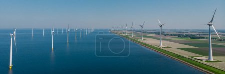 Foto de Turbinas de molinos de viento en el mar con cielo azul - Imagen libre de derechos