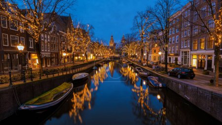 Foto de Amsterdam Países Bajos canales con luces de Navidad durante la noche de diciembre, canal centro histórico de Amsterdam por la noche. - Imagen libre de derechos