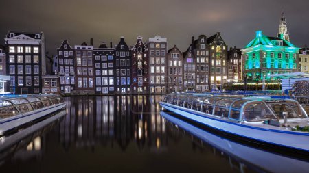 Téléchargez les photos : Amsterdam Pays-Bas canaux avec lumières de Noël pendant la soirée de décembre en hiver, canal centre historique d'Amsterdam la nuit. - en image libre de droit