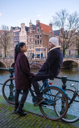 Foto de Una pareja en un viaje por la ciudad en Amsterdam durante el invierno - Imagen libre de derechos