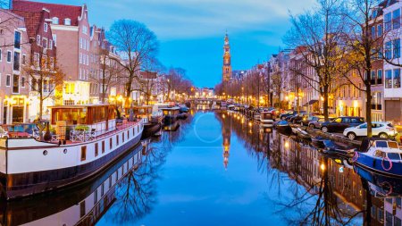 Amsterdam Niederlande Kanäle mit Lichtern am Abend im Dezember während der Winterzeit