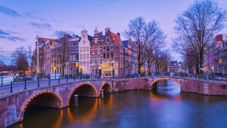 Téléchargez les photos : Amsterdam Pays-Bas canaux avec des lumières pendant la soirée en Décembre pendant l'hiver - en image libre de droit