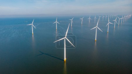 Foto de Parque de molinos de viento con turbinas de molinos de viento que generan electricidad con un concepto de energía verde cielo azul. Flevoland Países Bajos - Imagen libre de derechos