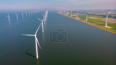 Foto de Turbinas de molino de viento que generan electricidad con un concepto de energía verde cielo azul - Imagen libre de derechos