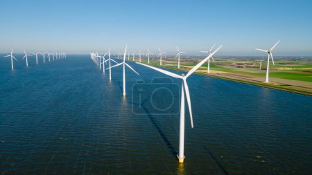 Foto de Parque de molinos de viento con turbinas de molinos de viento que generan electricidad con un concepto de energía verde cielo azul - Imagen libre de derechos