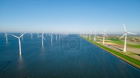 Foto de Vista del dron en el parque del molino de viento con turbinas de molino de viento que generan electricidad con un concepto de energía verde cielo azul - Imagen libre de derechos