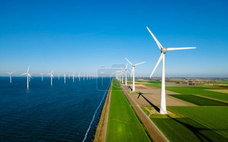 Foto de Parque de molinos de viento con turbinas de molinos de viento que generan electricidad con un concepto de energía verde cielo azul - Imagen libre de derechos