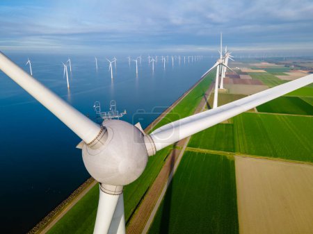 Téléchargez les photos : Parc éolien avec éoliennes générant de l'électricité avec un concept d'énergie verte ciel bleu - en image libre de droit