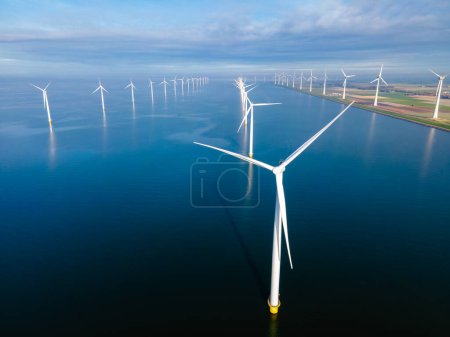 Foto de Turbinas de molino de viento en el mar vistas desde una vista aérea desde arriba en un enorme parque de molinos de viento en los Países Bajos - Imagen libre de derechos