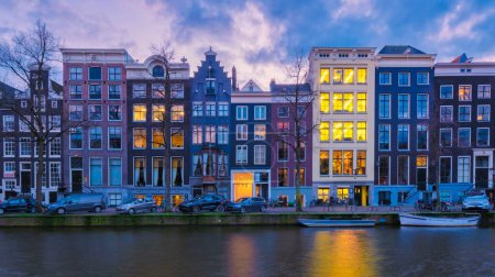 Téléchargez les photos : Amsterdam Pays-Bas canaux avec lumières pendant la soirée en Décembre pendant l'hiver aux Pays-Bas Amsterdam - en image libre de droit