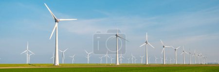 Foto de Turbinas de molinos de viento en los Países Bajos que generan electricidad con un concepto de energía verde del cielo azul - Imagen libre de derechos