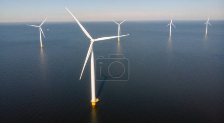 Foto de Turbinas de molino de viento en el mar con un concepto de energía verde cielo azul - Imagen libre de derechos