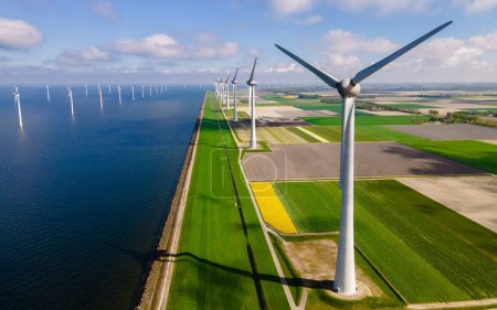 Foto de Vista aérea en el parque de molinos de viento con turbinas de molinos de viento y un cielo nublado que genera electricidad con un concepto de energía verde cielo azul - Imagen libre de derechos