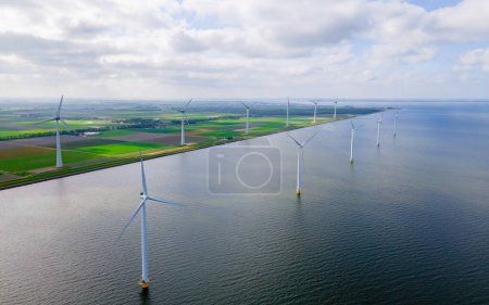 Foto de Vista aérea en parque de molinos de viento con turbinas de molinos de viento - Imagen libre de derechos