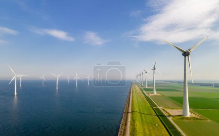 Téléchargez les photos : Vue aérienne au parc Windmill avec des éoliennes et un ciel nuageux générant de l'électricité avec un concept d'énergie verte ciel bleu - en image libre de droit