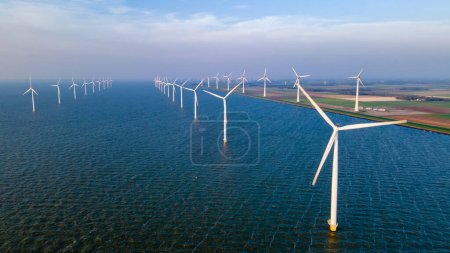Foto de Parque de molinos de viento con turbinas de molinos de viento y un cielo azul que genera electricidad concepto de energía verde - Imagen libre de derechos