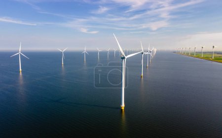 Foto de Vista de drones en turbinas de molinos de viento generando electricidad - Imagen libre de derechos