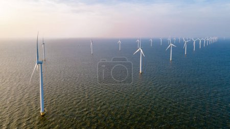 Foto de Vista de drones en turbinas de molinos de viento generando electricidad - Imagen libre de derechos