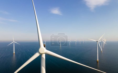 Téléchargez les photos : Drone Vue aérienne au parc Windmill avec des éoliennes dans l'océan avec un ciel bleu - en image libre de droit