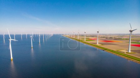 Foto de Drone Vista aérea en parque de molinos de viento con turbinas de molinos de viento en el océano - Imagen libre de derechos