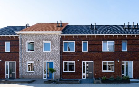 Foto de Una fila de casas familiares modernas de nueva construcción en los Países Bajos, casas familiares holandesas - Imagen libre de derechos