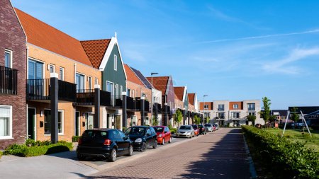 Foto de Zona suburbana holandesa con una fila de casas familiares modernas, casas familiares modernas de nueva construcción en los Países Bajos - Imagen libre de derechos