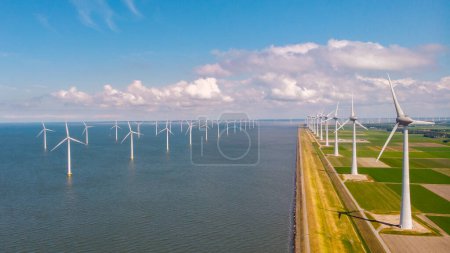 Foto de Turbinas de molinos de viento que generan electricidad con un concepto de energía verde del cielo azul - Imagen libre de derechos