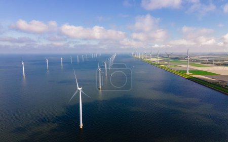 Foto de Vista aérea en el parque de molinos de viento con turbinas de molinos de viento en el océano - Imagen libre de derechos