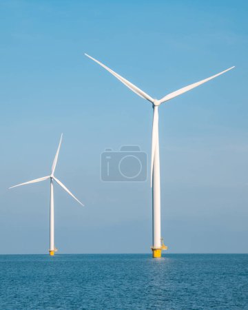 Foto de Turbinas de molinos de viento que generan electricidad con un concepto de energía verde del cielo azul - Imagen libre de derechos