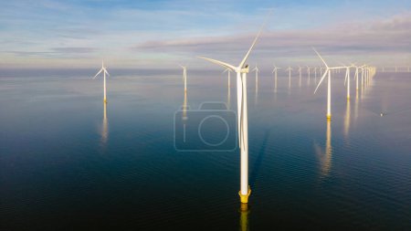 Foto de Vista aérea en el parque de molinos de viento con turbinas de molino de viento que generan electricidad con un concepto de energía verde cielo azul - Imagen libre de derechos