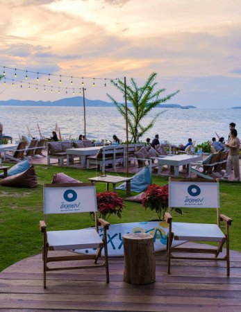 Téléchargez les photos : Pattaya Thaïlande Décembre 2022, vue au café restaurant l'oasis d'oxygène en bord de mer pendant le coucher du soleil à Pattaya Thaïlande. - en image libre de droit