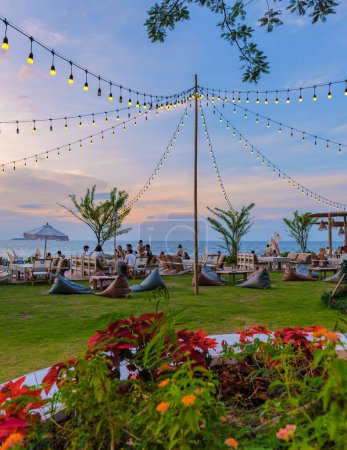 Téléchargez les photos : Pattaya Thaïlande Décembre 2022, vue au café restaurant l'oasis d'oxygène en bord de mer pendant le coucher du soleil à Pattaya Thaïlande. - en image libre de droit
