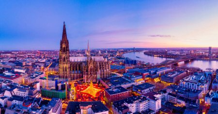 Cologne Allemagne Marché de Noël, vue aérienne sur le Rhin Cologne Allemagne Cathédrale pendant Noël