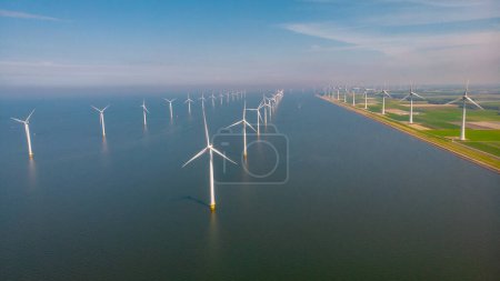 Téléchargez les photos : Éoliennes générant de l'électricité avec un concept d'énergie verte ciel bleu, parc éolien aux Pays-Bas - en image libre de droit