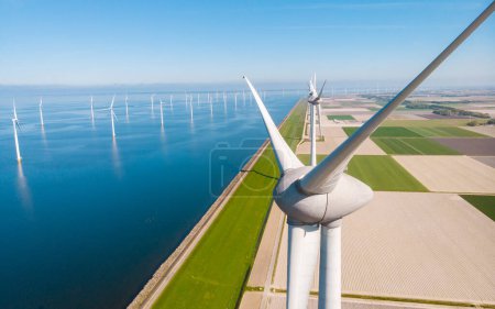 Foto de Turbinas de molino de viento en el mar con un concepto de energía verde cielo azul - Imagen libre de derechos