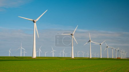 Foto de Las turbinas de molino de viento generan electricidad con un concepto de energía verde cielo azul, parque de molinos de viento en los Países Bajos Flevoland Ijsselmeer - Imagen libre de derechos