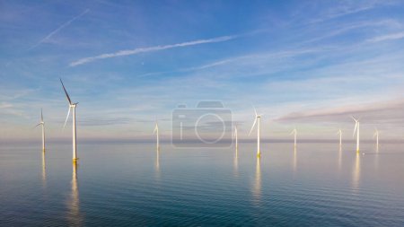 Foto de Parque de molinos de viento con aerogeneradores que generan electricidad con un concepto de energía verde del cielo azul en los Países Bajos - Imagen libre de derechos