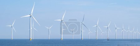 Foto de Panorama pancarta con parque de molinos de viento con turbinas de molinos de viento enormes turbinas de molinos de viento en los Países Bajos - Imagen libre de derechos
